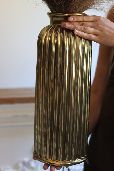 Trawy Pampasowe Africana, kompozycja kwiatowa w złotym wazonie