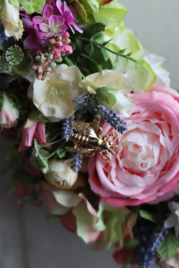 duży wianek kwiatowy z pszczołą, Rossalinda, śr.65cm 