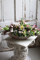 Modesta Beige, kompozycja wielkanocna z różowymi tulipanami, wym.25x69cm