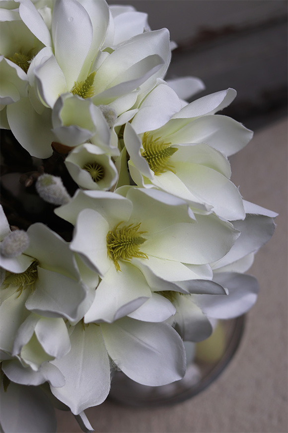 Magnolie Sweet White, wielkanocna kompozycja kwiatowa w szkle, wym.38x31cm