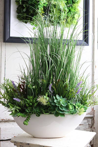 Laos Nrefrio, kompozycja trawy & sukulenty w białej donicy, wys.70cm