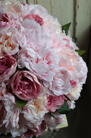 Pudrowy, kosz z różowymi piwoniami, wym.65x50cm 