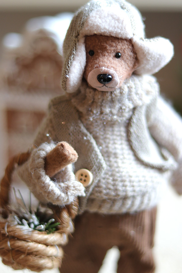 Zimowy Uszatek, laleczka zimowa stojąca miś	