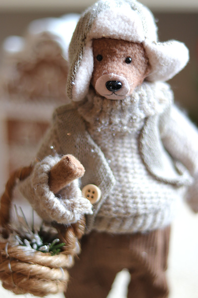 Zimowy Uszatek, laleczka zimowa stojąca miś	