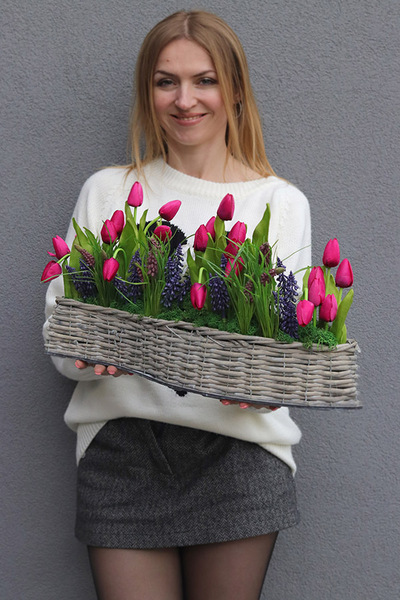 Tulipaneczki, kompozycja nagrobna w koszu