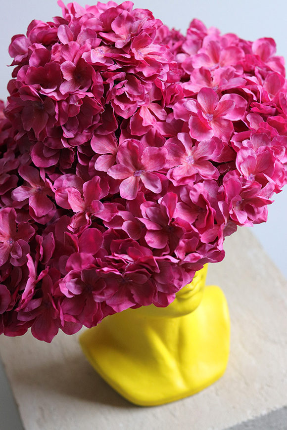 Dama w Kapeluszu 2, kompozycja kwiatowa