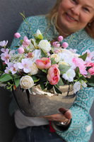 Bella Hilton kompozycja kwiatowa w lustrzanej łódce