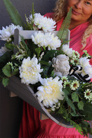 Wspomnienie Nerone, dekoracja nagrobna w szarym koszu