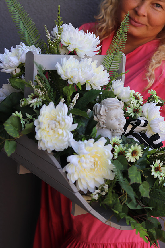 Wspomnienie Nerone, dekoracja nagrobna w szarym koszu