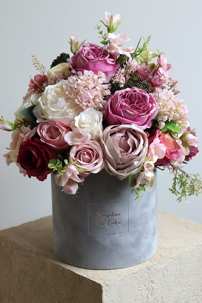 Palermo Ferati, welurowy flowerbox z różowymi kwiatami