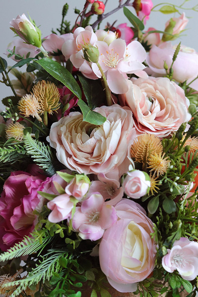 Clementine Romance, kompozycja kwiatowa w złotej donicy