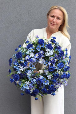 Mokovy Blue, niebieski wianek na drzwi z chabrami, śr.48cm