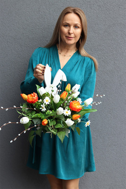 Drewniany Zajączek, kompozycja nagrobna z zającem, wym.39x55x40cm