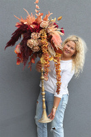 Energia Jesieni, dekoracja kwiatowa na złotym świeczniku