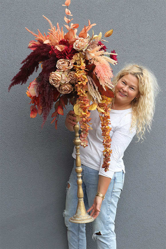 Energia Jesieni, dekoracja kwiatowa na złotym świeczniku