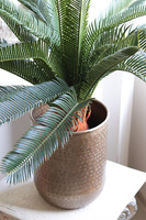 Cykas Gold Line Ornament, sztuczna roślina w złotej donicy