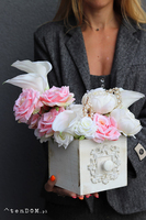 Tressoria, kompozycja kwiatowa w drewnianej szufladzie