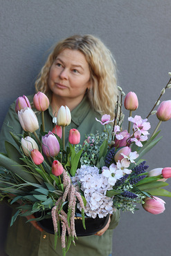 Tulippo Pink, dekoracja nagrobna w misie, wys.40cm