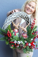 Reny w Szwecji, asymetryczny zimowy wianek z reniferem