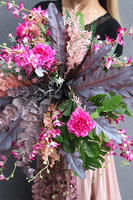 Preta, kwiatowa kompozycja w wiszącej, metalowej donicy