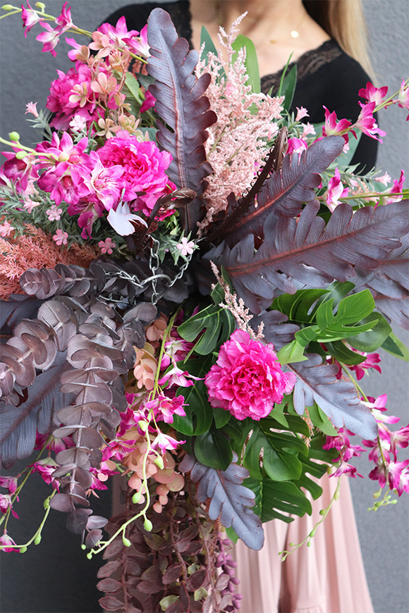 Preta, kwiatowa kompozycja w wiszącej, metalowej donicy