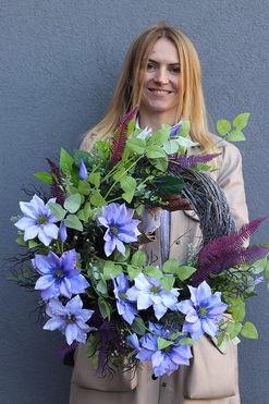 OD RĘKI Fiolette Clematis, asymetryczny wianek dekoracyjny, rozp.46cm 