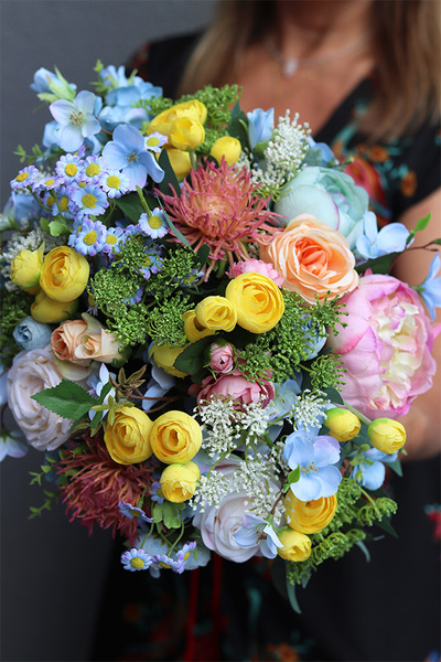 Cedina, kolorowa kompozycja kwiatowa w naczyniu