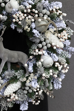 Srebrna Zima, biało-srebrny świąteczny wianek z reniferem, śr.70cm