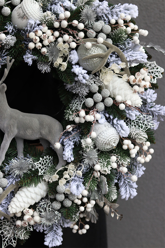 Srebrna Zima, biało-srebrny świąteczny wianek z reniferem