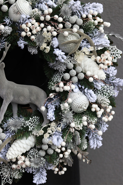 Srebrna Zima, biało-srebrny świąteczny wianek z reniferem