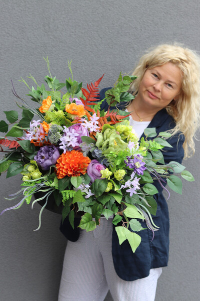 Kolorowa Faeria, kompozycja nagrobna w naczyniu