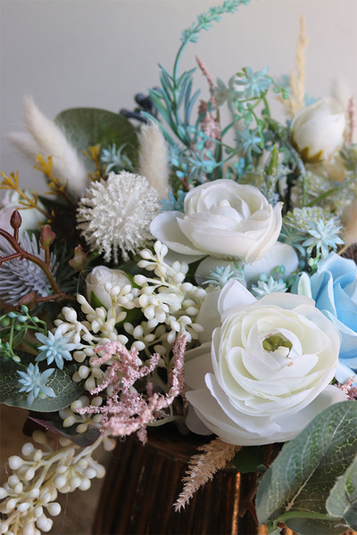 Blue Marine, kompozycja kwiatowa w miedzianym naczyniu