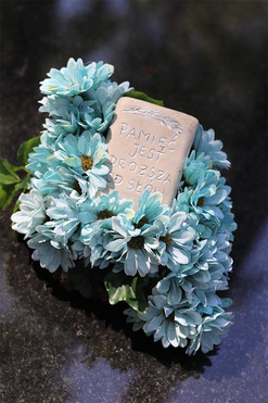 Light Blue Heaven, dekoracja nagrobna na plastrze drewna, wys.16x30x20cm 