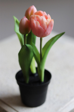 kompozycja z gumowych tulipanów w doniczce, jasny róż, wys.21cm