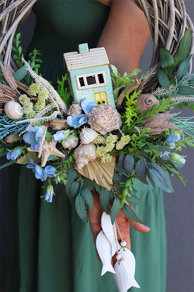 Domek Latarnika, wianek marynistyczny z porcelanową figurką