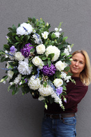 Jawerra, obfita kompozycja nagrobna biało fioletowa w misie, dł.92cm