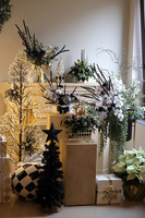 Gold&Black Christmas, zimowa dekoracja w donicy na stojaku