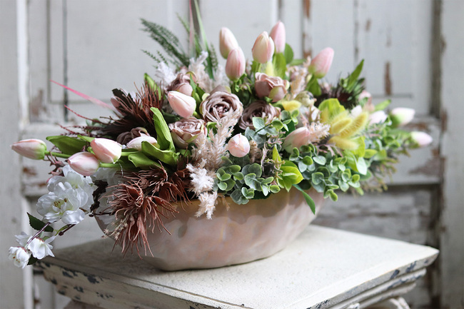 Modesta Beige, kompozycja wielkanocna z różowymi tulipanami, wym.25x69cm