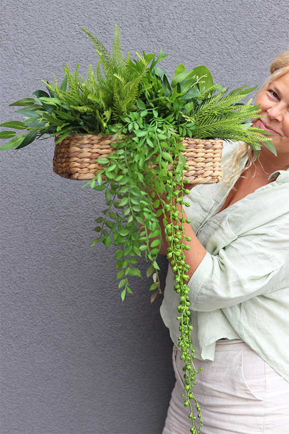 Usagi Cafe Green Basket, kompozycja z ziołami w koszu