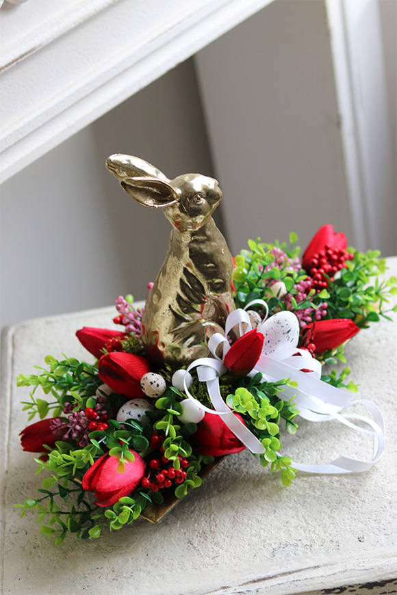 Red Easter 3, stroik wielkanocny zajączek w tulipanach