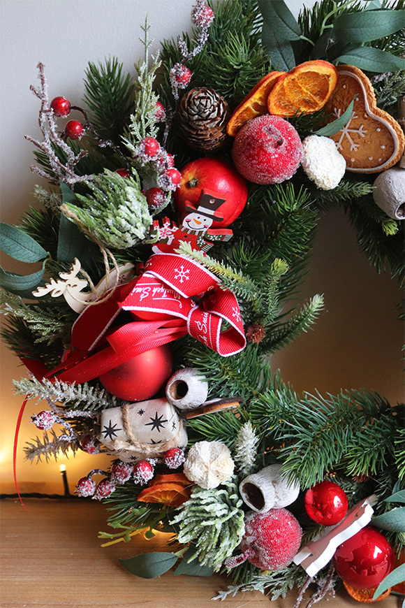 Świąteczna Chata, czerwony wianek świąteczny