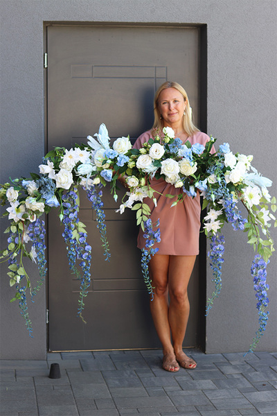 Blue Rehte, girlanda z białymi i niebieskimi kwiatami