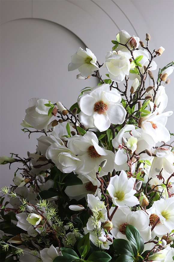 Magnolie Glass, podłogowa kompozycja kwiatowa w szkle