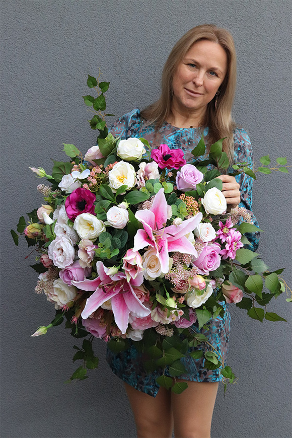 Pink Rome Black, kompozycja nagrobna w misie