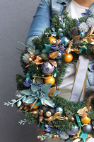 Granatowe Święta, świąteczny wianek z bombkami