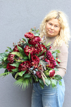 Astry Bordo Love 2, kompozycja nagrobna w naczyniu, wym.43x63m   