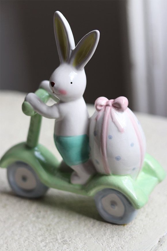 Bunny Life, figurka wielkanocna zajączek na hulajnodze