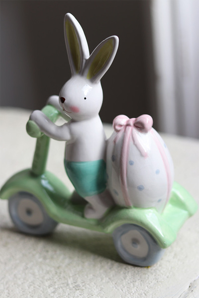 Bunny Life, figurka wielkanocna zajączek na hulajnodze