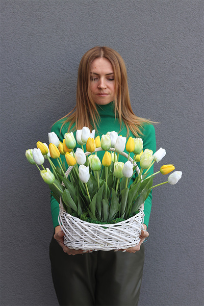 Wiosenne Tulipany, kompozycja z tulipanów w koszyku