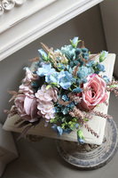 Reffia, kompozycja kwiatowa w naczyniu w groszki